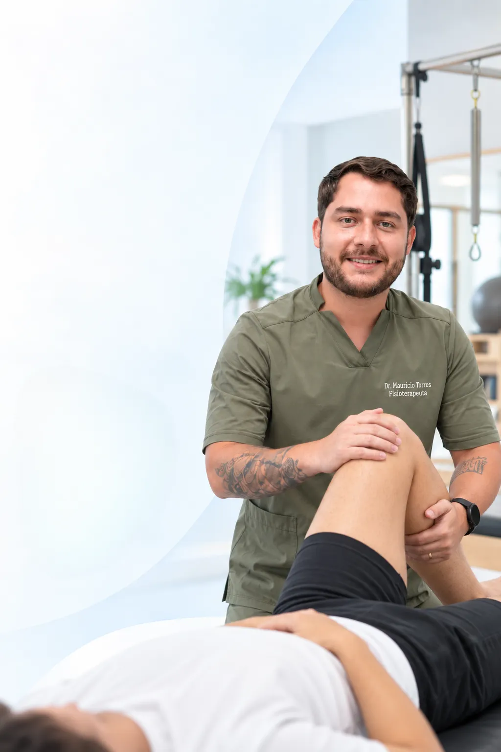 Dr. Maurício Torres acompanhando uma sessão de fisioterapia